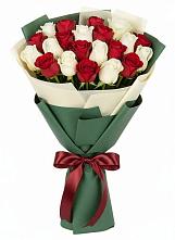 Букет Микс из красных и белых роз в Покровский городок
