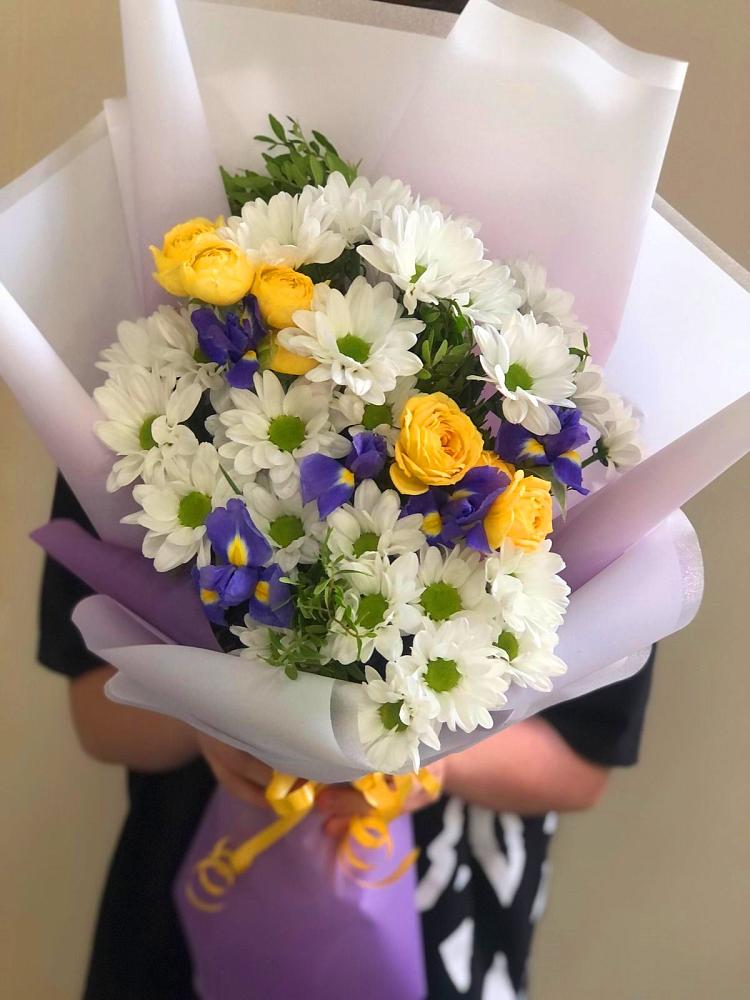 Букет цветов из: Ирисы, Хризантемы и Розы в Покровский городок