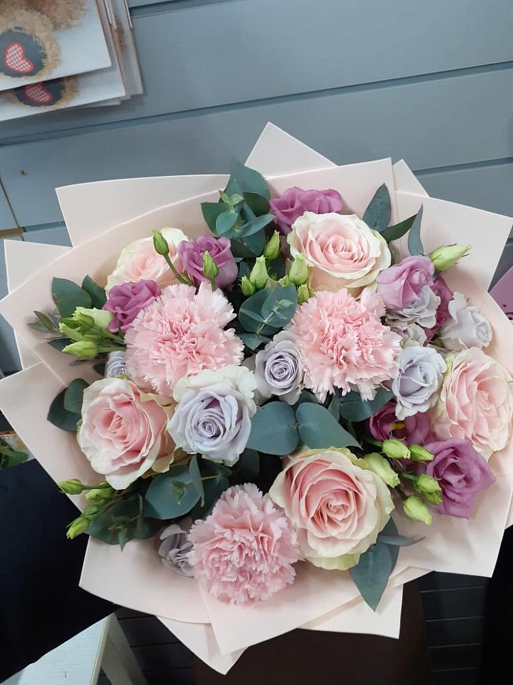 Букет цветов из: Розы, Гвоздики и Лизиантусы в Покровский городок